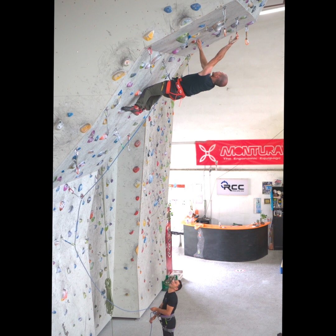 Marco Nescatelli su un tetto in palestra