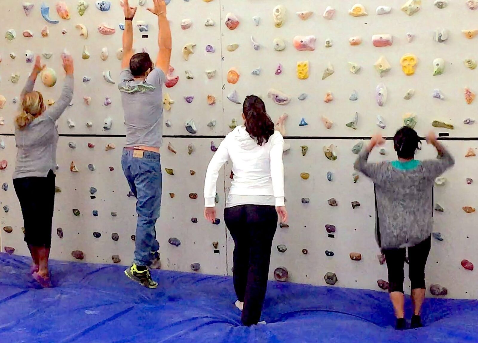 Gruppo durante riscaldamento in palestra