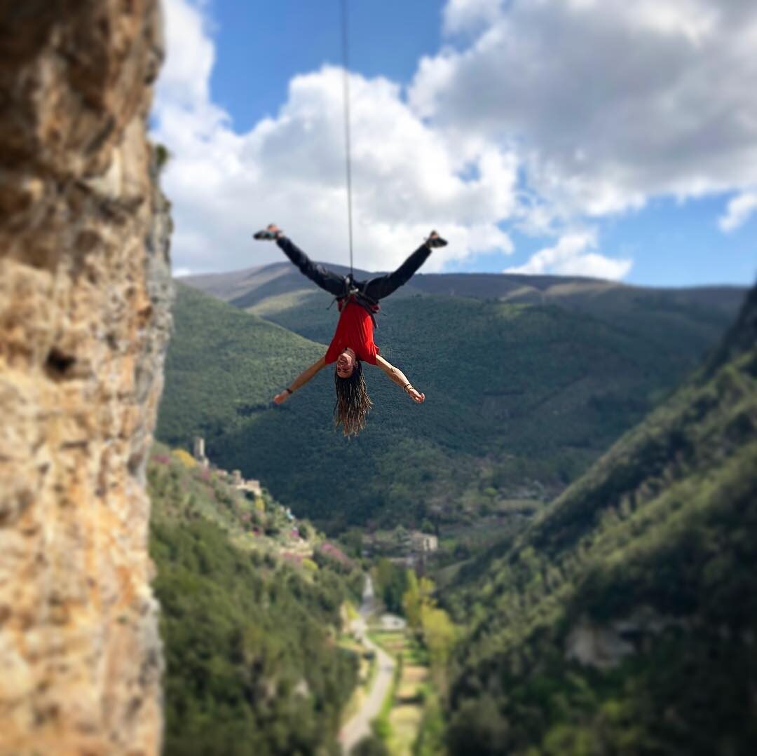 Volo libero da una falesia — l'arrampicata come pratica di libertà